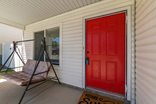 红色前门有锁柜的房子的门廊 — 图库照片