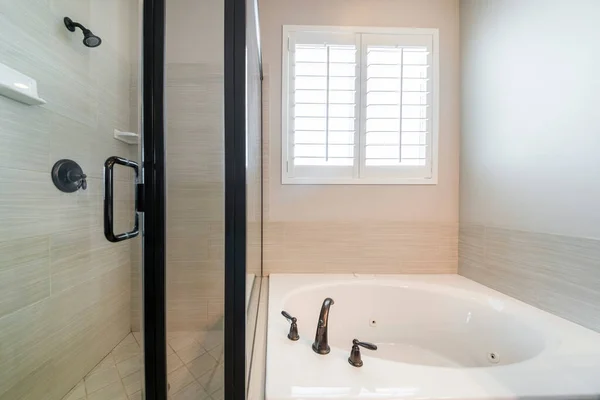 Bañera y ducha con marcos de cristal y negro — Foto de Stock