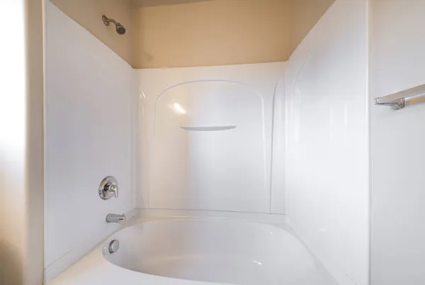 Kit combinado banheira-chuveiro Alcove com chuveiro montado na parede e torneira — Fotografia de Stock