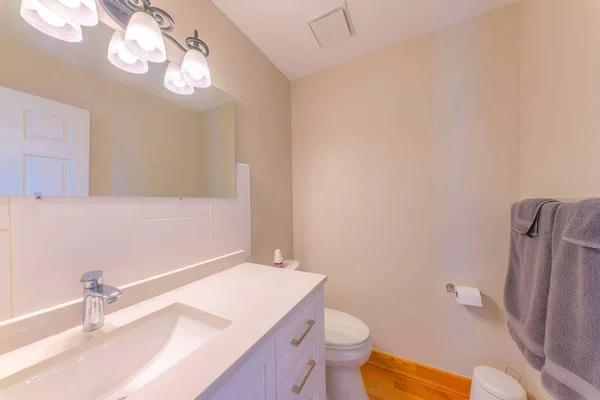 Kis fürdőszoba belső fehér csempe backsplash a hiúság mosogató — Stock Fotó