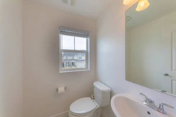 Kis fürdőszoba kilátással a házra szemben az ablakkal — Stock Fotó