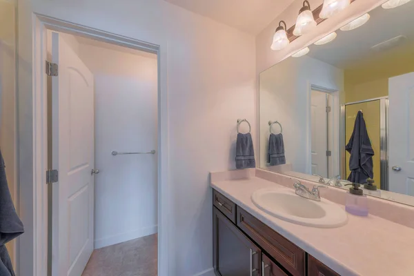 Salle de bain intérieure avec porte blanche d'une salle de toilette intérieure — Photo