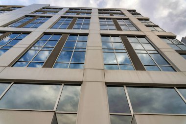 Utah 'taki Salt Lake City' de camları yansıtan yüksek bir binanın alçak açılı görüntüsü.