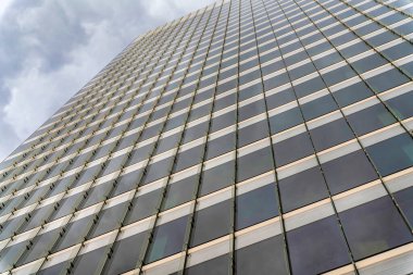 Utah 'taki Salt Lake City' nin dışında cam kirişli bir binanın alçak açılı görüntüsü.