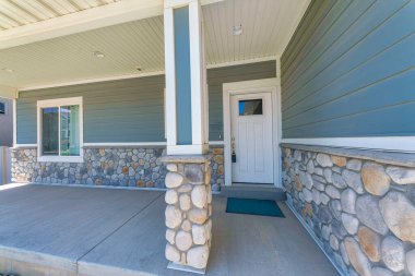 Cam panelli ve kilitli bir evin beyaz ön kapısı.