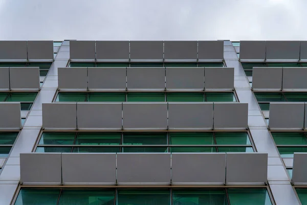 Fachada de um edifício com painéis de sol branco em Salt Lake City em Utah — Fotografia de Stock