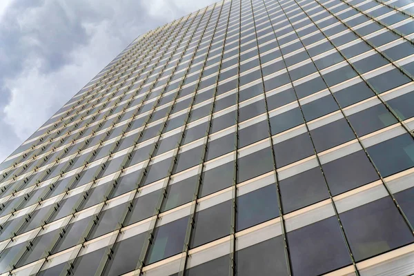 Vista de bajo ángulo de un edificio con vigas de vidrio afuera en Salt Lake City en Utah — Foto de Stock