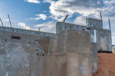 Beton duvarlı bir evin yeraltı desteği