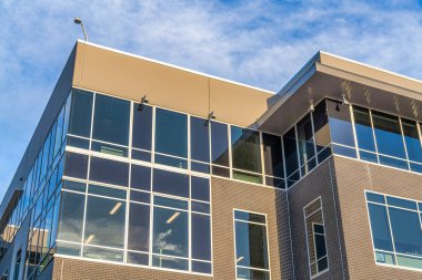 Köşesinde IP kubbesi olan bir bina.