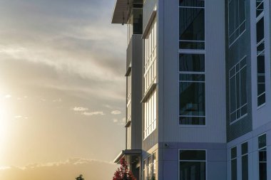 Gün batımı binanın cam duvarlarına yansıyor.