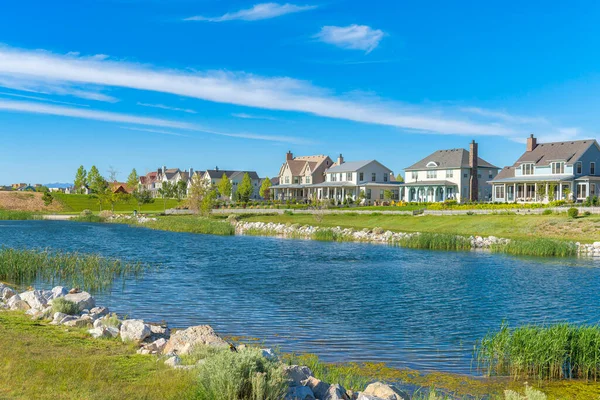 Blue water of Oquirrh Lake with rocks and grass on the shoreline — Stock Photo, Image