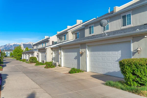 Garajes adosados de casas adosadas con entrada de hormigón en Daybreak, Utah — Foto de Stock