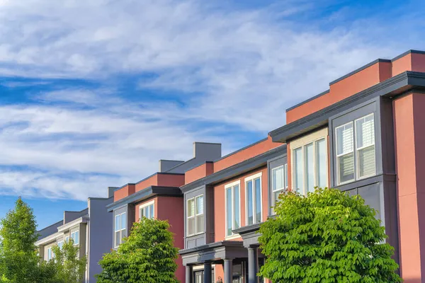 Edifício de moradias com coral e tapume cinza escuro em Daybreak, Utah — Fotografia de Stock