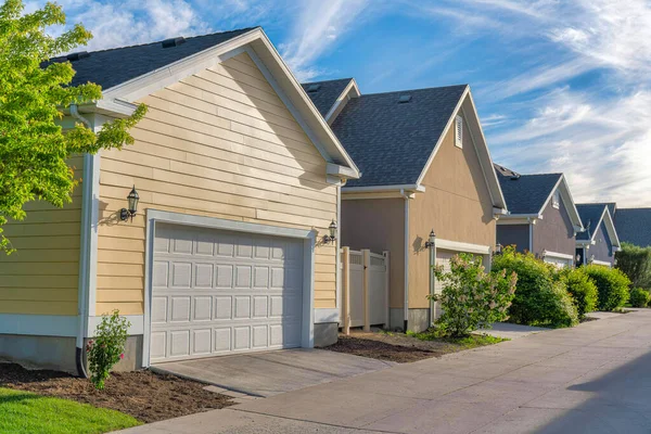 Garajes adjuntos en la parte posterior de las casas en Daybreak, Utah — Foto de Stock