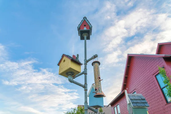 Ninhos de pássaros coloridos feitos pelo homem em um cachimbo fora de uma casa em Daybreak, Utah — Fotografia de Stock