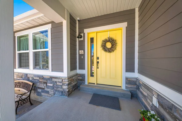 Желтая входная дверь с венком и боковиной у входа в дом в Юте — стоковое фото