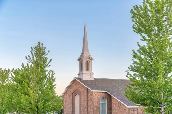 Top exterior of a church in Utah with trees outdoors — Stock Photo, Image