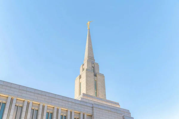 Vista de ángulo bajo de una iglesia SUD contra el cielo despejado en Utah — Foto de Stock