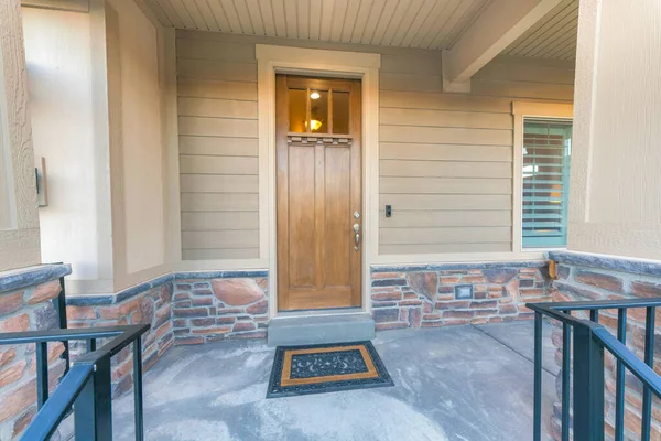 Haustür aus Holz mit Glasscheiben und stilvoller Fußmatte — Stockfoto
