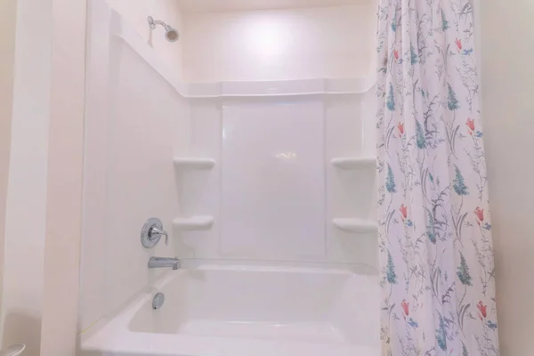 Conjunto de combinação de chuveiro de banheira de alcove com painel de parede acrílico — Fotografia de Stock