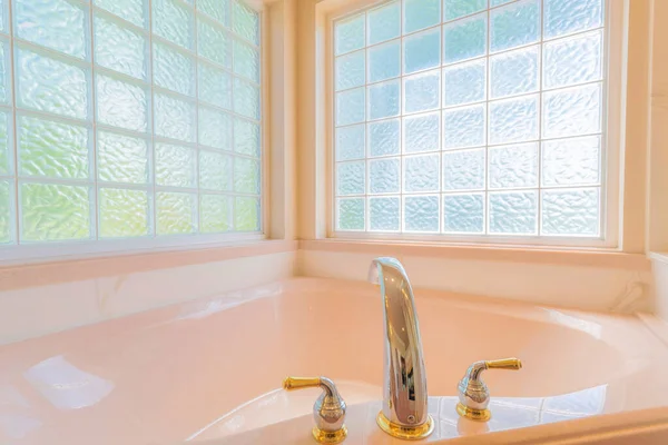 Bañera de esquina con cubierta montada ampliamente inoxidable con accesorio de grifo de oro — Foto de Stock