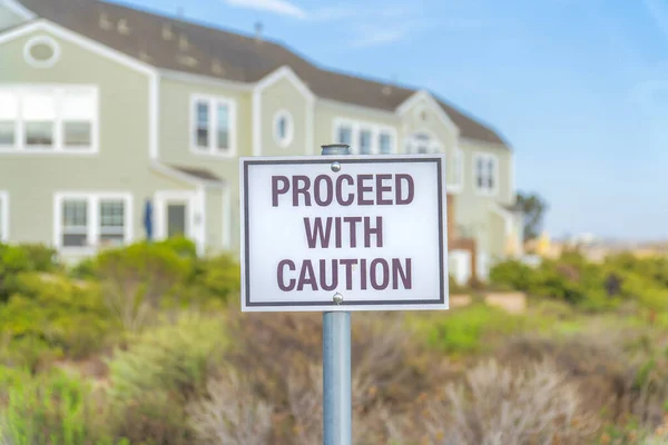 Procédez au panneau d'avertissement dans un quartier résidentiel du sud de la Californie — Photo