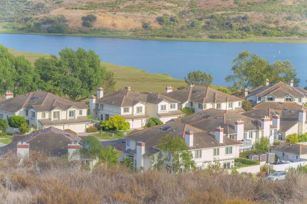 Bovenaanzicht van een woonwijk met huizen met soortgelijke ontwerpen en structuur in Californië — Stockfoto