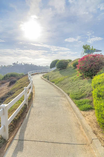 Concrete trail with railings on the edge of the slope at Southern California — Stock Photo, Image
