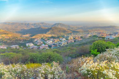 San Diego, California 'da yüksek açılı bir yerleşim bölgesi.