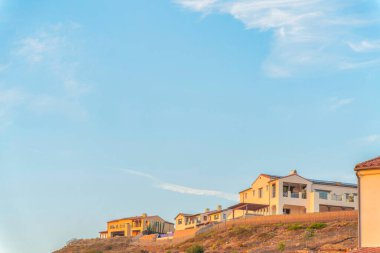 San Diego, Kaliforniya 'daki bir tepenin üstündeki binalar.