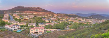 San Diego, Kaliforniya 'daki renkli gökyüzüne karşı dağların arasındaki yerleşim yeri