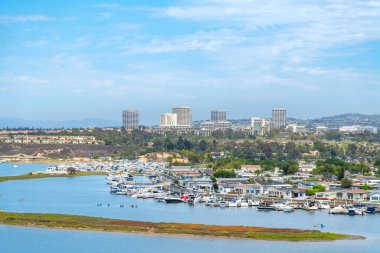 Orange County, California 'daki Newport Sahili' nin yüksek açılı manzarası