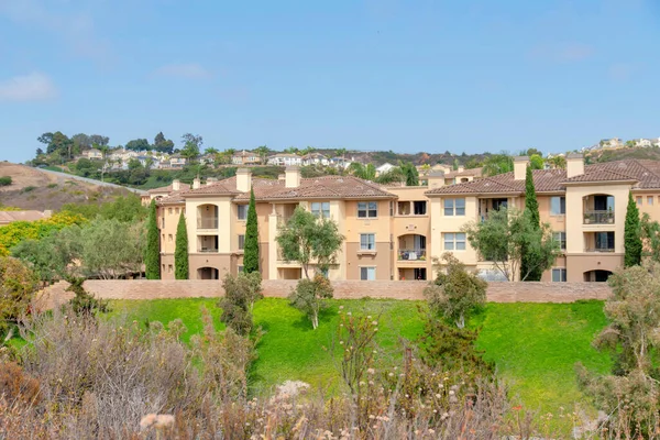 Omheind complex appartementencomplex met balkon in San Diego, Californië — Stockfoto