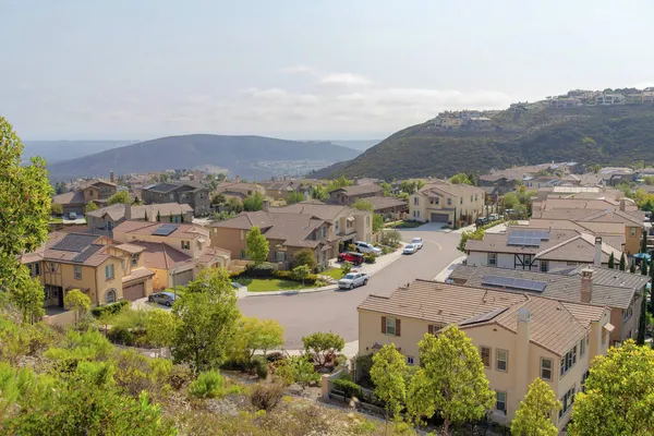 Вид на жилой район в Double Peak Park, Сан-Маркос, Калифорния — стоковое фото