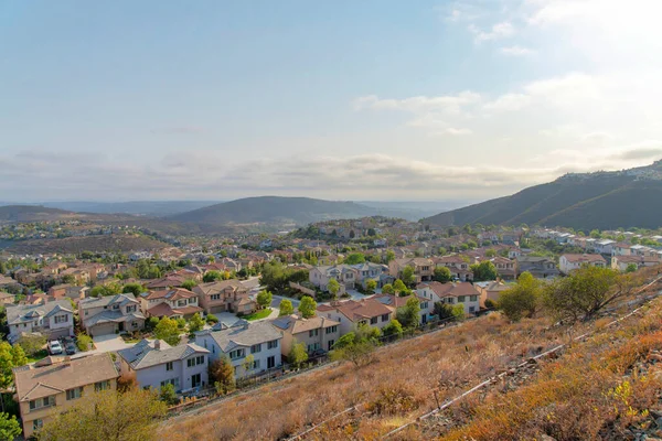 Överklass bostäder utsikt över Double Peak Park i San Marcos, Kalifornien — Stockfoto