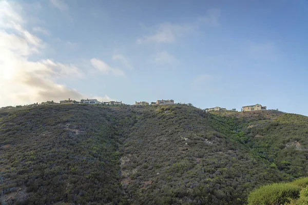 Απότομη πράσινη πλαγιά ενός βουνού σε χαμηλή γωνία θέα στο Double Peak Park — Φωτογραφία Αρχείου