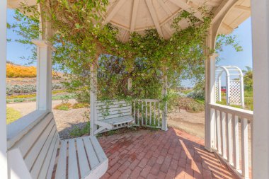 Beyaz taraça, yerleşik oturma yerleri ve sürünen bitkileri var.