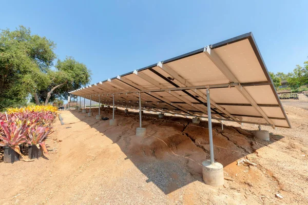Podpůrné konstrukce solárních panelů s betonovými základovými a trubkovými sloupky — Stock fotografie