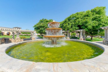 San Marcos, Kaliforniya 'da bir halk meydanının ortasında çeşme.