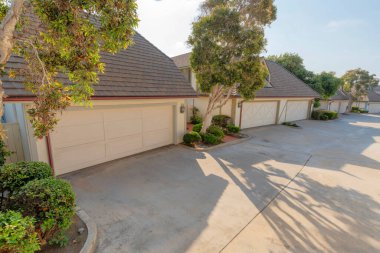Carlsbad, California 'da krem renkli kapıları olan evlerin garajı.