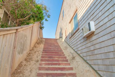 Oceanside, California 'da tahta basamaklı kirli merdivenler.