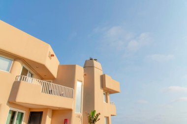 Oceanside, California 'daki Akdeniz tarzı bir binanın yan görüntüsü