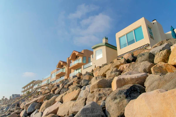 Domy nad morzem z dużym falochronem skalnym w Oceanside, Kalifornia — Zdjęcie stockowe