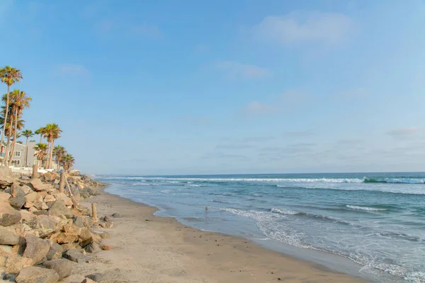 Leeg strand met natuurlijke rotswand bij Oceanside, Californië — Stockfoto