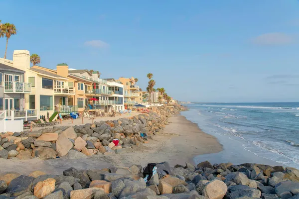 Área de playa en Oceanside en California con ropa en el malecón de roca natural —  Fotos de Stock