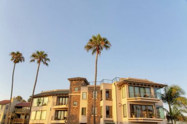 Okyanus kıyısındaki kiralık binalar California 'da düşük açılı.