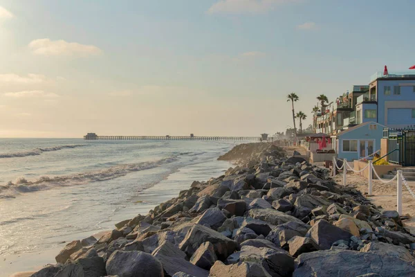 Пляж в прибрежной зоне Осиансайд в Калифорнии с видом на пир — стоковое фото