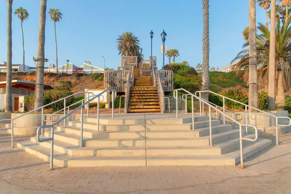 Εξωτερικές σκάλες με σκυρόδεμα και ξύλινα σκαλοπάτια στο Oceanside, Καλιφόρνια — Φωτογραφία Αρχείου