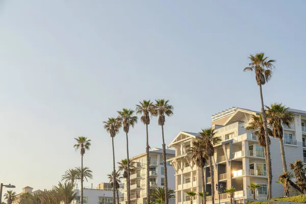 Σύγχρονη παραδοσιακή χαμηλή άνοδο λευκά κτίρια διαμέρισμα στο Oceanside, Καλιφόρνια — Φωτογραφία Αρχείου