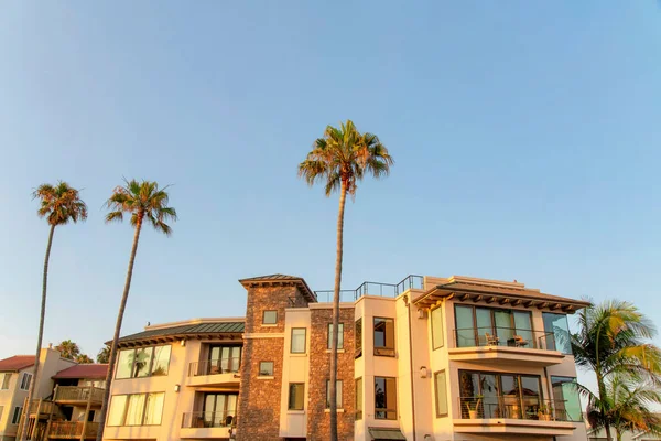 Affitti di edifici Oceanside in una vista a basso angolo in California — Foto Stock